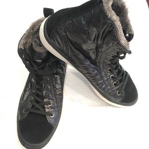 Guess. Faux Fur lined high top. Blk nylon upper.